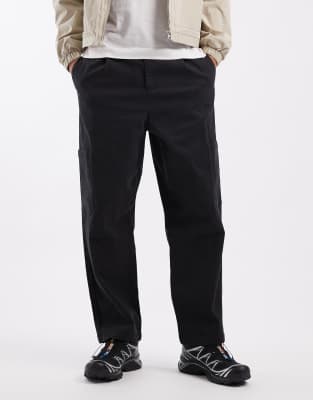 Schmal zulaufende Relaxed Fit Cargohose in Schwarz mit Bundfalten Schwarz 48 Long