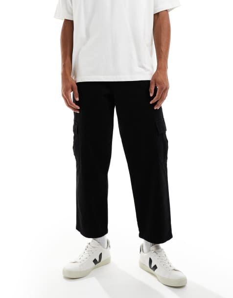 ASOS DESIGN – Schmal zulaufende Relaxed Fit Cargohose in Schwarz mit Bundfalten - view 1