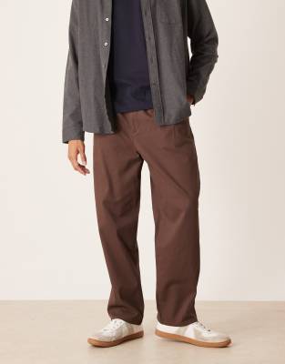 Schmal zulaufende Relaxed-Fit-Chinohose in Braun mit Bundfalten-Brown Brown 56 Regular