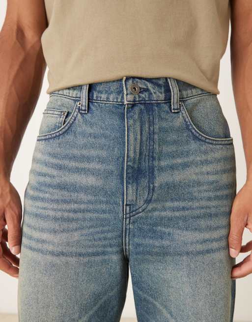 ASOS DESIGN – Schmal zulaufende Relaxed-Fit-Jeans in dunkelblauer Waschung mit Farbstich, 4 von 5