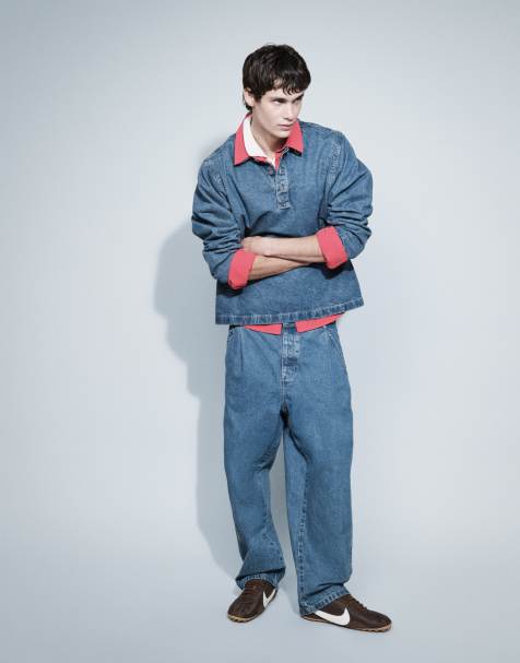 ASOS DESIGN – Schmal zulaufende Relaxed-Fit-Jeans in verwaschenem Mittelblau mit Bundfalten und Schnalle - view 1
