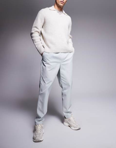 ASOS DESIGN – Schmal zulaufende Schlupfhose in Grau mit Tasche und Logo-Aufnäher hinten - view 1