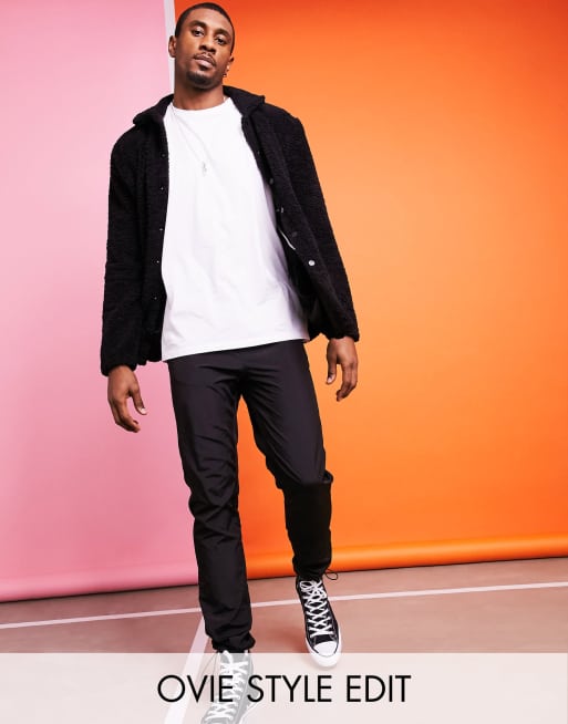 ASOS DESIGN – Schmal zulaufende Utility-Jogginghose aus schwarzem Nylon