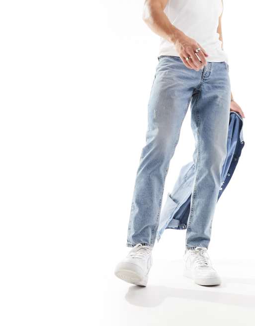 ASOS DESIGN – Schmal zulaufende Vintage-Jeans in mittelblauer, getönter Waschung mit Abnutzungen
