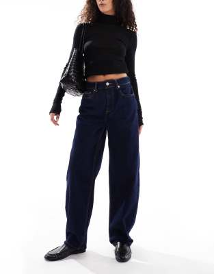 ASOS DESIGN - Schmale Barrel Leg Jeans in Rinse-Waschung-Marineblau