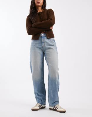 ASOS DESIGN - Schmale Barrel Leg Jeans in Vintage-Waschung-Blau