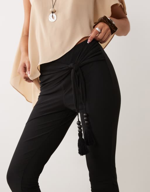 ASOS DESIGN schmale Caprihose mit Quasten-Detail in Schwarz, 4 von 5
