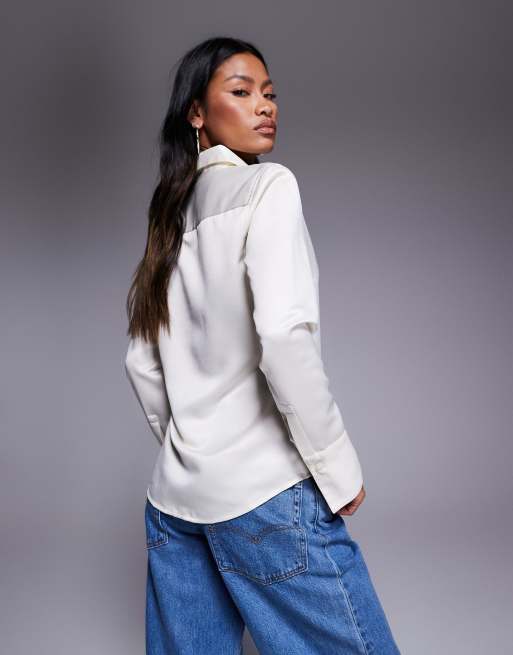 ASOS DESIGN – Schmale, figurbetonte Hemdbluse aus Satin in Wollweiß, 2 von 4
