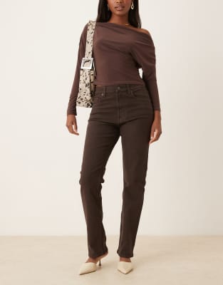 ASOS DESIGN - Schmale, gerade geschnittene Jeans in Schokobraun mit hohem Bund-Brown