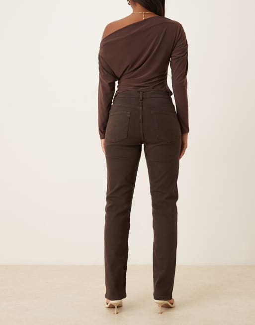 ASOS DESIGN – Schmale, gerade geschnittene Jeans in Schokobraun mit hohem Bund , 2 von 5