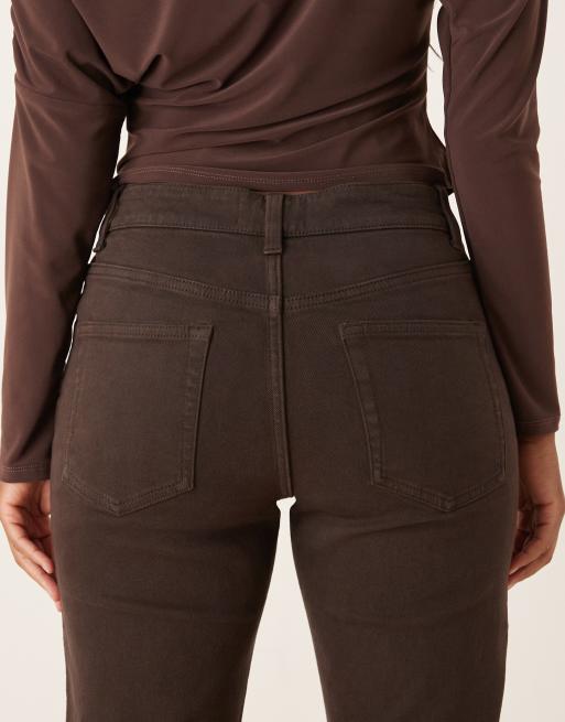 ASOS DESIGN – Schmale, gerade geschnittene Jeans in Schokobraun mit hohem Bund , 4 von 5