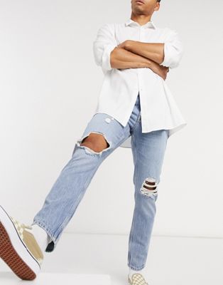 ASOS DESIGN – Schmale Jeans in heller Vintage-Waschung mit Zierrissen am Knie-Blau