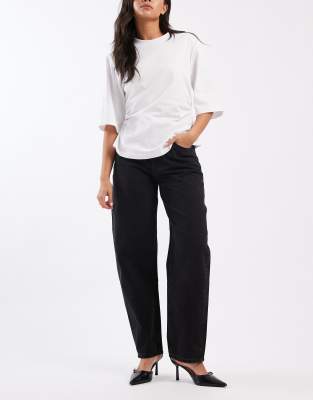 ASOS DESIGN - Schmale Jeans in verwaschenem Schwarz mit abgerundetem Beinschnitt