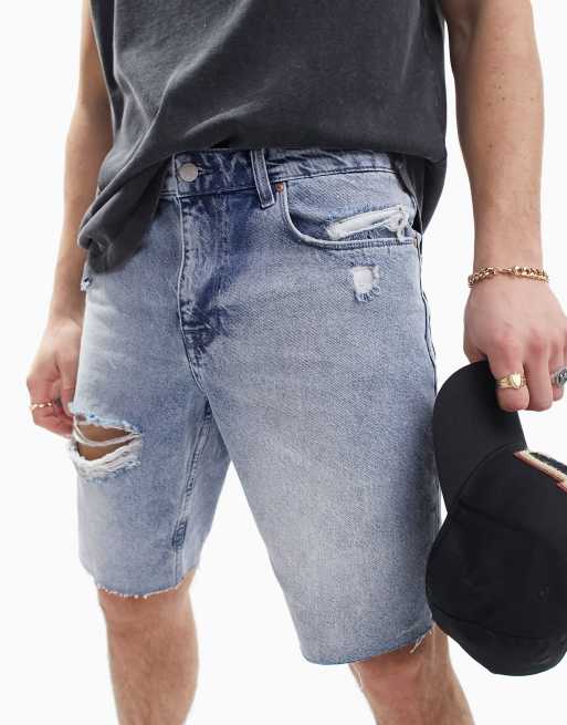 ASOS DESIGN – Schmale Jeansshorts in stark getönter Waschung mit unversäubertem Saum und Zierrissen an den Oberschenkeln 