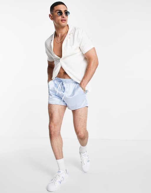 ASOS DESIGN – Schmale, kurze Shorts in Blau aus strukturiertem Satin
