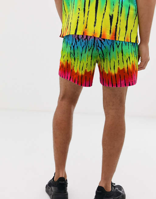 ASOS DESIGN – Schmale, kurze Shorts mit hellem Batikmuster, Kombiteil, 2 von 4
