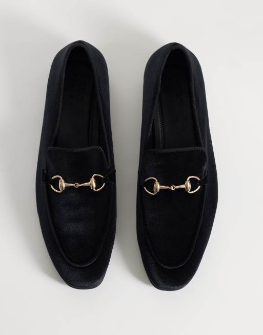ASOS DESIGN schmale Loafer mit goldfarbener Trense in Schwarz aus Samt, 2 von 5
