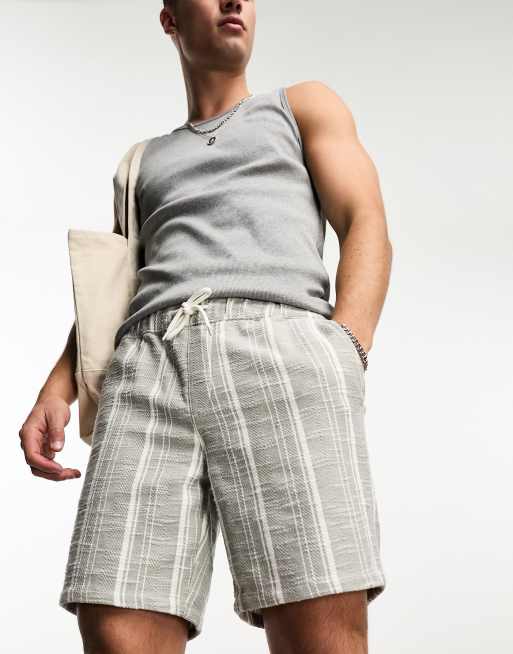 ASOS DESIGN – Schmale, mittellange, strukturierte Shorts mit Streifenmuster