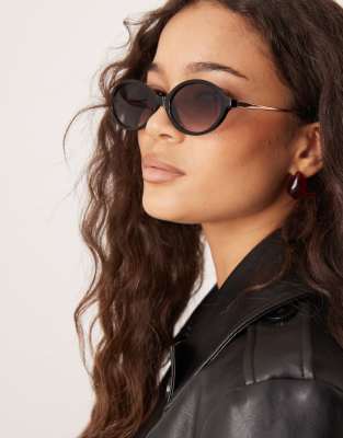 ASOS DESIGN - Schmale, ovale Sonnenbrille in Schwarz mit Metallbügeln