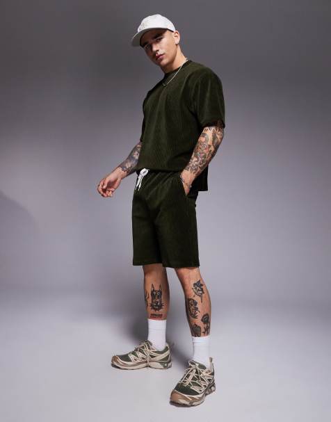 ASOS DESIGN – Schmale Shorts aus geripptem Velours in Grün - view 1