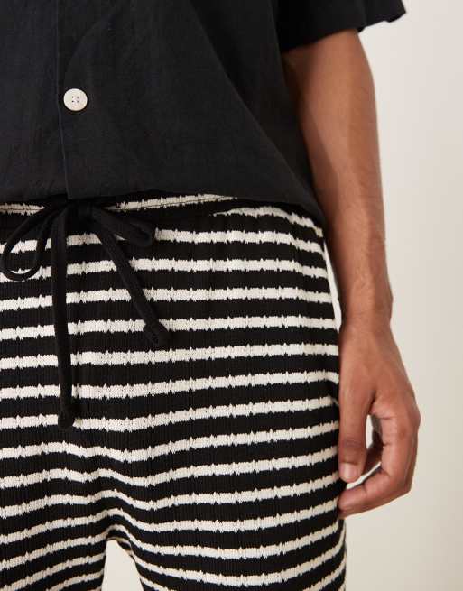 ASOS DESIGN – Schmale Shorts in Schwarz und Weiß gestreift, 30 cm Beininnenlänge, 2 von 5