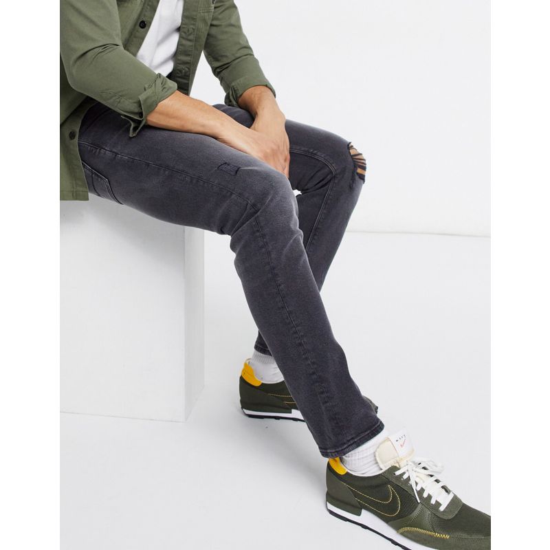 DESIGN – Schmale Stretch-Jeans in verwaschenem Schwarz mit Riss am Knie und Abnutzungen