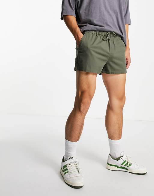 ASOS DESIGN – Schmale, superkurze Chino-Shorts in Grün mit elastischem Bund