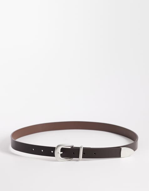 ASOS DESIGN – Schmaler Gürtel aus Kunstleder in Braun mit silberfarbener, gebogener Schnalle und Metallspitze - view 1