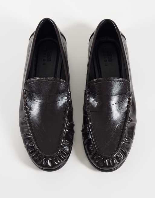 ASOS DESIGN schmaler Pennyloafer mit Raffungen in burgunderrot, Lack, 2 von 5
