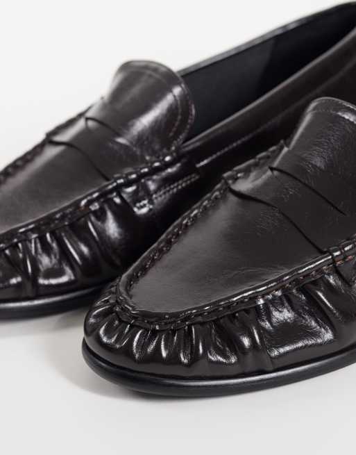 ASOS DESIGN schmaler Pennyloafer mit Raffungen in burgunderrot, Lack, 3 von 5