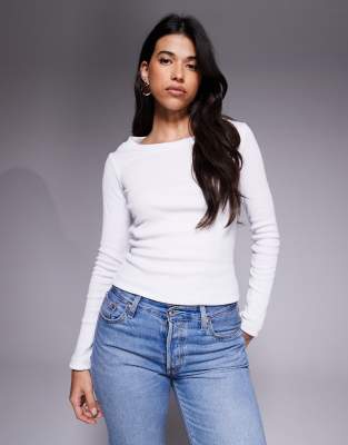 ASOS DESIGN - Schmales geripptes Top in Elfenbein mit breitem U-Boot-Ausschnitt-Weiß