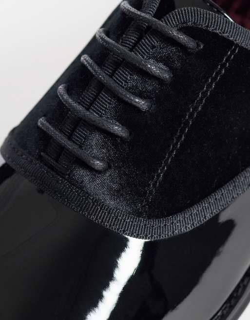 ASOS DESIGN Schnür-Derbyschuhe aus Lack und Samt in Schwarz, 3 von 4
