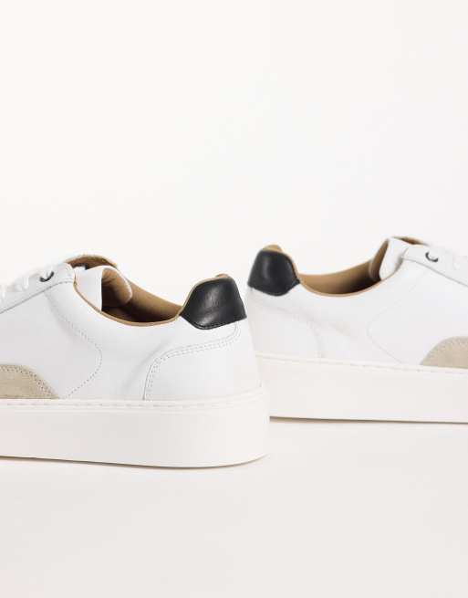 ASOS DESIGN Schnürsneaker aus weißem Leder mit schwarzer Fersenkerbe und Wildlederdetail in Steinfarbe, 4 von 5