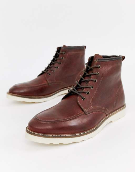 ASOS DESIGN – Schnürstiefel aus braunem Leder mit weißer Sohle