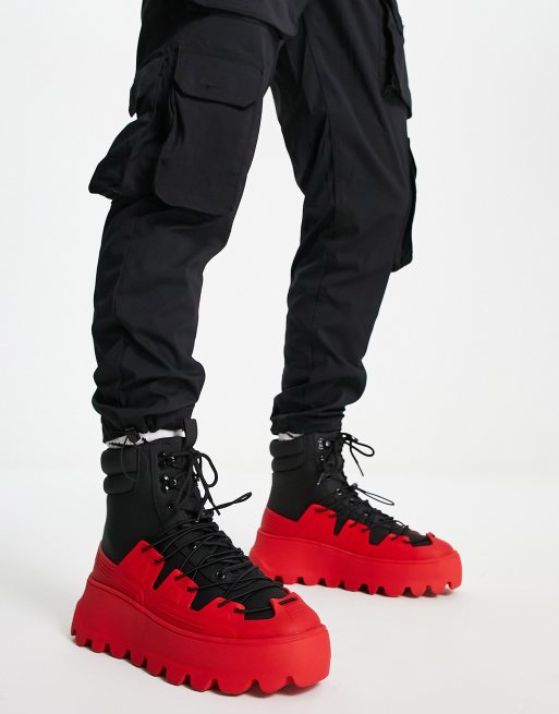 ASOS DESIGN – Schnürstiefel mit dicker Sohle in Schwarz mit Kontrastdesign und Sohle in Rot