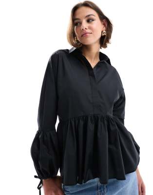 ASOS DESIGN - Schößchenbluse in Schwarz mit tief angesetzter Taille