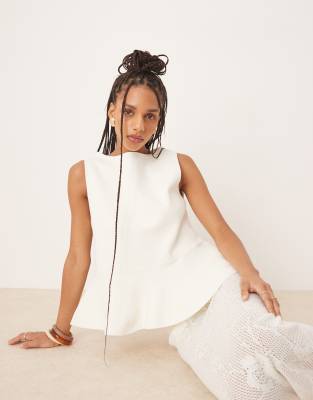 ASOS DESIGN - Schößchenoberteil aus strukturiertem Strick in Creme-Marineblau