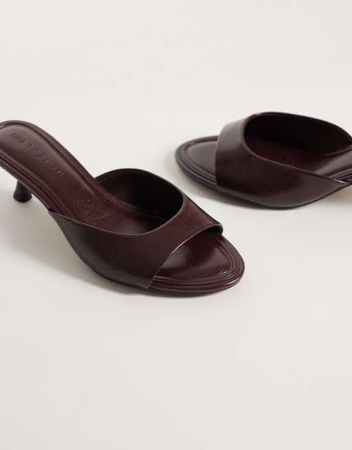 ASOS DESIGN schoenen met brede pasvorm High-five muiltjes met kittenhak in chocoladebruin, 3 van 4