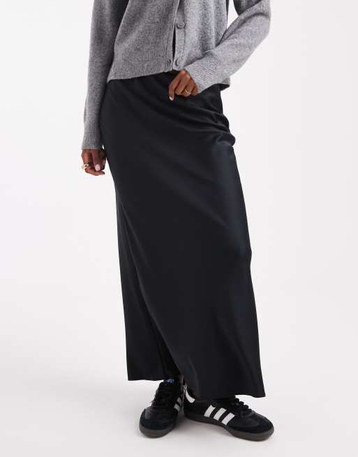 ASOS DESIGN – Schräg geschnittener Satin-Midirock in Schwarz, 2 von 5