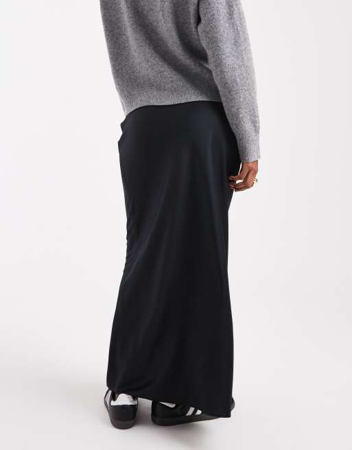 ASOS DESIGN – Schräg geschnittener Satin-Midirock in Schwarz, 4 von 5