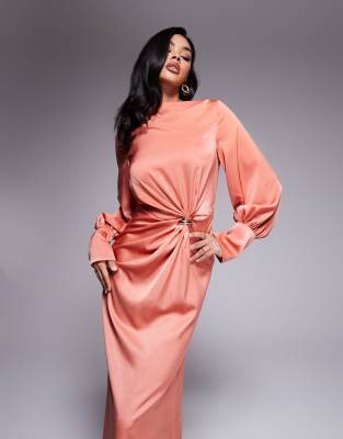 ASOS DESIGN - Schräg geschnittenes Maxikleid aus Satin in hellem Kupferrot mit verdrehter Vorderseite und goldfarbenem M...