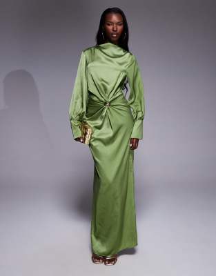 ASOS DESIGN - Schräg geschnittenes Maxikleid aus Satin in Olivgrün mit verdrehter Vorderseite und goldfarbenem Metallbes...
