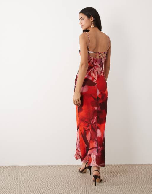 ASOS DESIGN - Schuingesneden maxi jurk van satijn met buste in rood met bloemenprint, 2 van 4