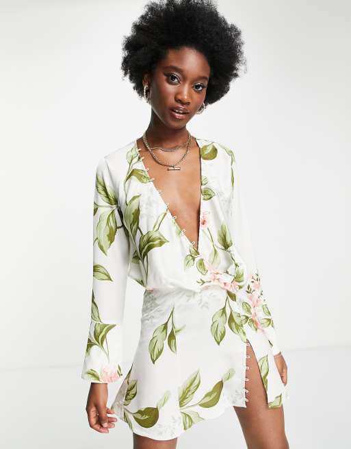 ASOS DESIGN - Schuingesneden, soepelvallende mini jurk met knopen en rozenprint