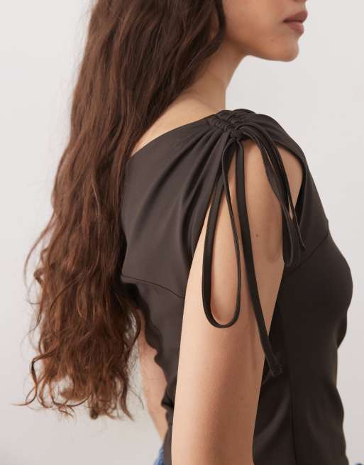 ASOS DESIGN schulterfrei mit Bindedetails Oberteil in Schokobraun, 2 von 4