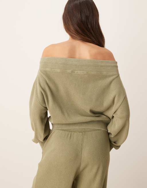 ASOS DESIGN – Schulterfreie Waffelstrick-Sweatshirtjacke in Khaki mit Reißverschluss, Kombiteil, 3 von 4