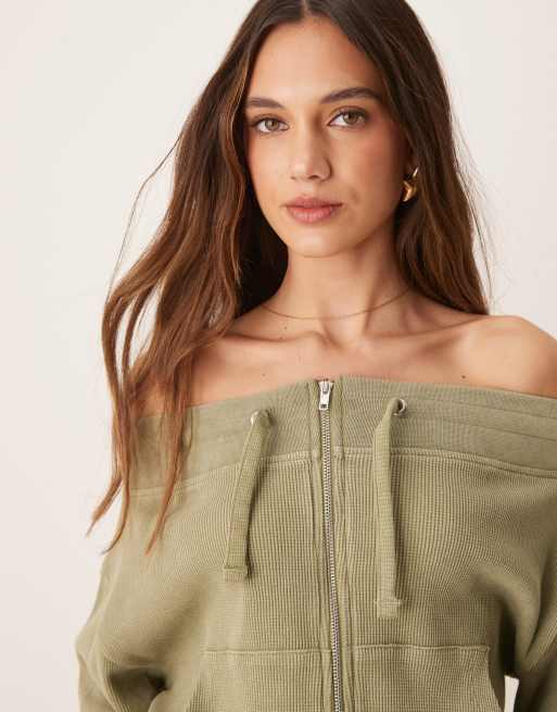 ASOS DESIGN – Schulterfreie Waffelstrick-Sweatshirtjacke in Khaki mit Reißverschluss, Kombiteil, 4 von 4