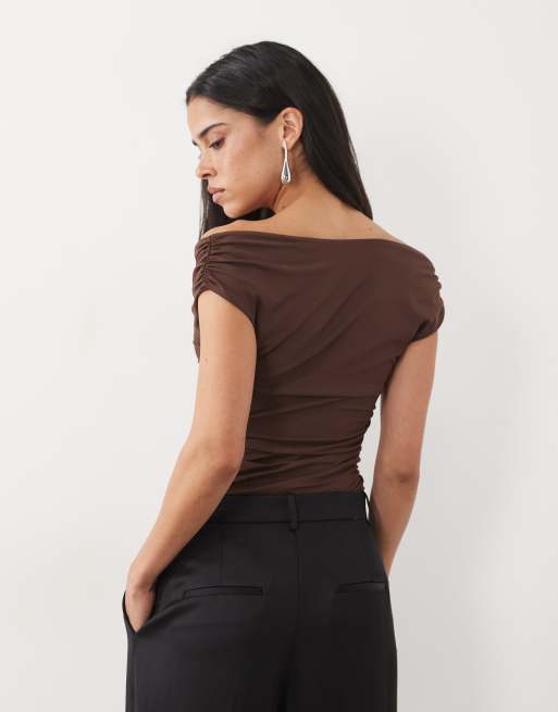 ASOS DESIGN schulterfreier Body mit U-Ausschnitt-Detail in Braun, 4 von 4