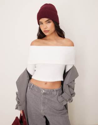 ASOS DESIGN - Schulterfreier, flauschiger, asymmetrischer Pullover in Weiß