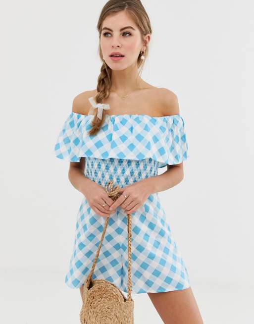 ASOS DESIGN – Schulterfreier, geraffter, kurzer Jumpsuit mit Rüschen und Vichy-Karos